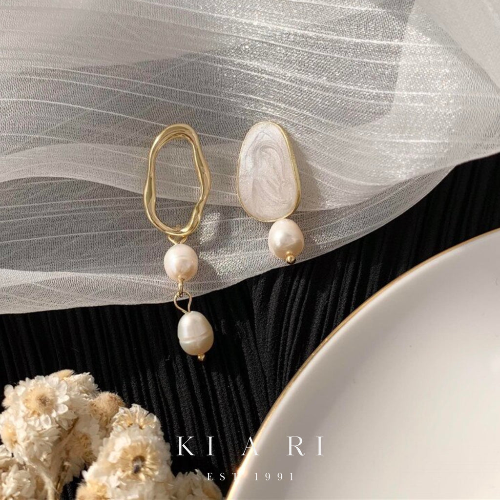Geun Eui Mismatched Pearl Dangling Earrings ✨