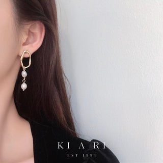 Geun Eui Mismatched Pearl Dangling Earrings ✨
