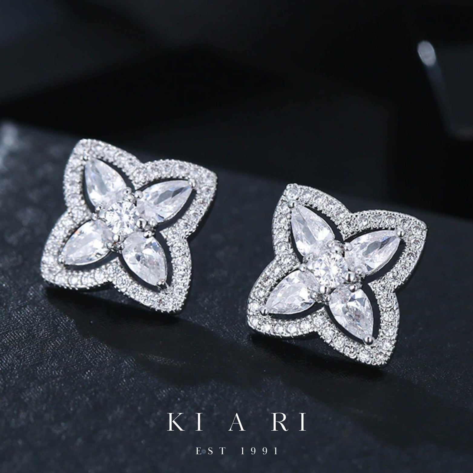 Chul Clover Stud Earrings (Silver)